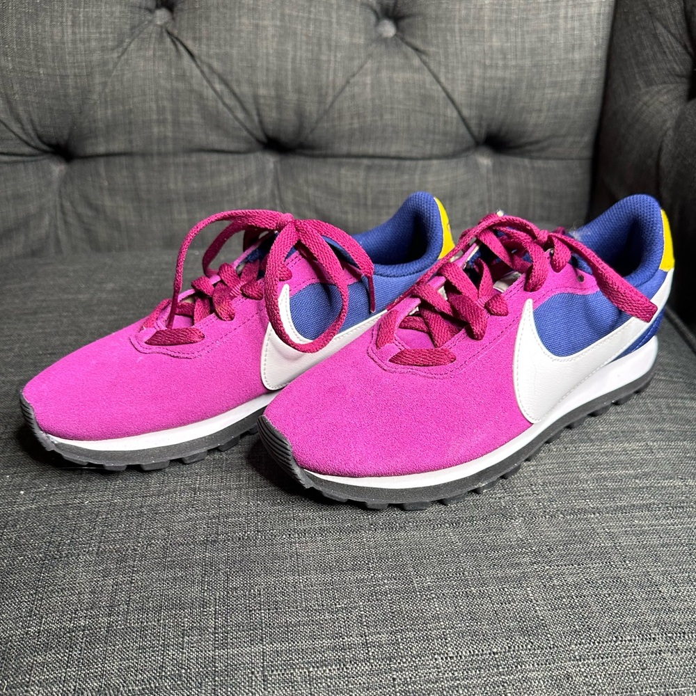NWOT Nike Fuchsia, white and Navy Sneakers.  Women’s size 6